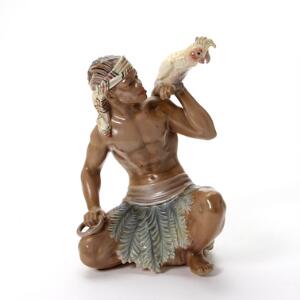 Jens Peter Dahl-Jensen Sudaneser med kakadue. Figur af porcelæn, dekoreret i underglasur. 1305. Dahl-Jensen. H. 24 cm.