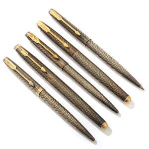 Parker To fyldepenne, to kuglepenne samt stiftblyant af delvist forgyldt sterlingsølv, fyldepenne med spids af 14 kt. guld. L. 12,8. 5