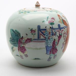 Kinesisk lågbojan af porcelæn, dekoreret i farver med børn der leger i en have. 19. årh. H. ca. 20 cm.