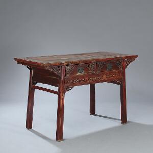 Kinesisk arbejdsbord med rester af lak, front med to skuffer. 20. årh. H. 92. L. 150. B. 66.