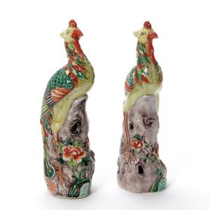 Et par kinesiske figurer af porcelæn i form af påfugle stående på klippe med blomster. 20. årh. H. 26 cm. 2
