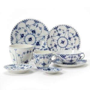 Musselmalet diverse dele af porcelæn, primært 2.-4. sortering, dekoreret i underglasur blå. Royal Copenhagen. 96