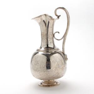 Vinkande af sølv indgraveret med græske krigere, meanderbort og vinranker. 1875. Vægt 835 gr. H. 34 cm.