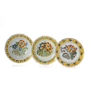 Tre Kellingehusen tallerkener og skål af fajance dekorerede i farver med blomster. 19. årh. Diam. 23 cm. 3