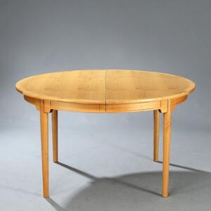 Hans J. Wegner Kinabord. Cirkulært spisebord af kirsebær, opsat på tilspidsende ben. Udført hos PP Møbler. H. 72. Diam. 130.