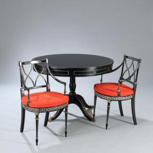 Rundt spisebord med tre plader og seks stole af sortmalet træ. Sheraton form, 20. årh. H. 76. Diam. 110. med plader 263. 7