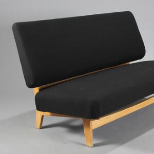 Harbo Sølvsten To-personers sofa af egetræ, betrukket med sort uld. Designet 1955. Udført hos Thomas Petersen. L. 156.