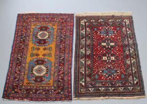 To armenske tæpper i klassisk kaukasisk design. Gul bund. 178 x 122.  Samt Lesghi stjerner. 166 x 125. Begge 20. årh.s anden halvdel.2