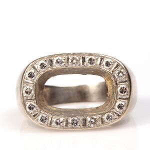 Diamantring af 14 kt. hvidguld prydet med talrige brillantslebne diamanter. Str. 55. Ca. 1970.