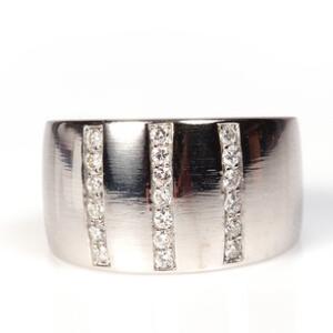 Diamantring af 18 kt. hvidguld prydet med talrige brilliantslebne diamanter. Str. 54. Ca. 2008.