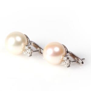 Et par perleørestikker af 14 kt. hvidguld hver prydet med South Sea perle og brillantslebne diamanter. Perlediam. ca. 0,8 cm. Ca. 2008.