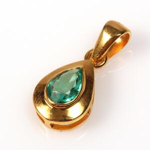 Smaragdvedhæng af 18 kt. guld prydet med facetslebet dråbeformet smaragd på ca. 0.38 ct. antageligvis fra Muzo minen. L. 2,8 cm.