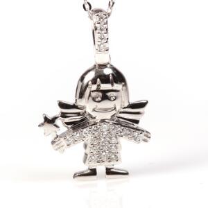 Diamantvedhæng af 18 kt. hvidguld i form af engel prydet med brilliantslebne diamanter. L. ca. 2 cm. Kæde af 14 kt. hvidguld medfølger. L. ca. 46 cm.