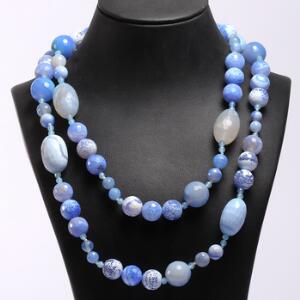 Perlehalskæde prydet med perler af facetslebne kvarts og agat i blå nuancer. Perlediam. ca. 0,2-1,5 cm. L. ca. 116 cm. Ca. 2004.