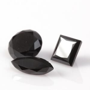 Tre sorte diamanter i forskellige slibninger på i alt. ca. 9.39 ct. Ca. 2012. 3