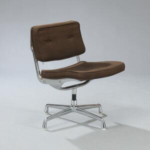 Charles Eames Sidestol med stel af aluminium. Hynde i sæde samt ryg betrukket med dybthæftet brunt uld. Udført og mærket hos Herman Miller.