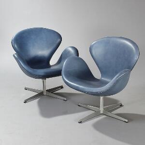 Arne Jacobsen Svanen. Et par hvilestole med helstøbt stamme af aluminium. Betrukket med blåt farvet skind. Udført hos Fritz Hansen. 2