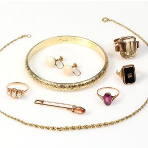 Smykkesæt af 14 kt. guld bestående af diverse ringe, ørestikker, armring, kæde og slipsenål. Diam 7 cm. L. 42 cm. Vægt i alt 46 gr. 7