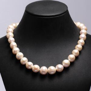 Perlesmykkesæt bestående af halskæde og ørestikker prydet med hvide barokke ferskvands kulturperler. L. ca. 46 cm. Perlediam. ca. 11-15 mm.