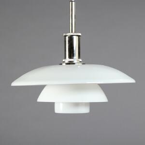 Poul Henningsen PH 4½4. Glaspendel med ophæng af forkromet aluminium, skærme af 3-lags opalglas. Udført hos Louis Poulsen. Diam 45.