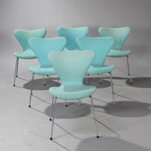 Arne Jacobsen Syveren. Sæt på seks stole monteret på stel af stål. Sæde og ryg betrukket med lys blå uld. Model 3107. 6