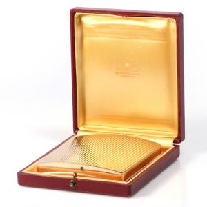 A. Michelsen Cigaretetui af af 14 kt. guld indgraveret med et H omkranset af egeløv. Vægt ca. 175 gr. Ca. 9,0 x 8,0 x 1,0 cm. Original æske medfølger.