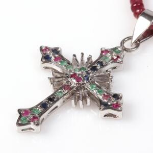 Rubinhalskæde prydet med cabochon rubiner og vedhæng prydet med facetslebne rubiner, smaragder og safirer. Perlediam. ca. 2-4 mm. L. ca. 42 og 4,5 cm. 2012.