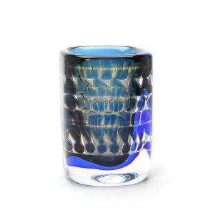 Ingeborg Lundin Ariel. Vase af glas med blå mønstre, her imellem let gyldent glas, overfang af klart glas. H. 15,5.