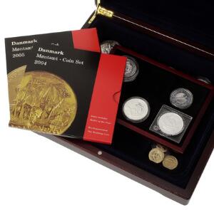 200 kr 1995 1000-års mønt, 1995 2, 2000, 2004, H.C. Andersen, 100 kr 5 stk. - komplet sæt samt andre Ag og alu-bronze mønter samt møntsæt 2004  2005