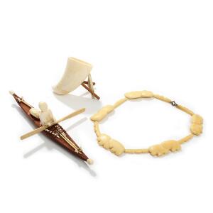 Fanger i kajak, kæde samt kajak stand af hvalrostand, ben og træ. Grønland. 20. årh. Kajak L. 22. Kæde L. ca 46. 3