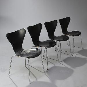 Arne Jacobsen Syveren. Sæt på fire stole af sortlakeret formbøjet krydsfinér, ben af forkromet stål. Model 3107. 4