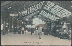 Postkort. Fredericia banegaard. Godt kort i farver med tog og liv på banegården Kortet er brugt i 1909.