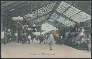 Postkort. Fredericia banegaard. Godt kort i farver med tog og liv på banegården Kortet er brugt i 1909.