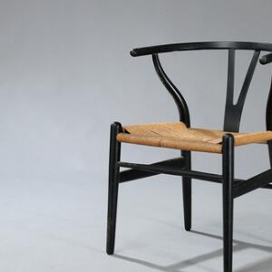 Hans J. Wegner Y-stolen. Et sæt på fire armstole med sortlakeret stel. Sæde med flettet papirgarn. Model CH 24. 4