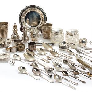 Diverse dele bestik af sølv i forskellige mønstre, flaskebakker m.m. Vægt ca. 2520 gr. Samt diverse dele med montering af sølv og pletsølv. 67
