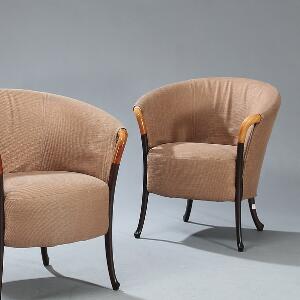 Umberto Asnago Progetti. Et par lænestole med stel af mørkbejdset bøg, armlæn af valnød. Sæde, sider samt ryg betrukket med lyst brunt stof. 2