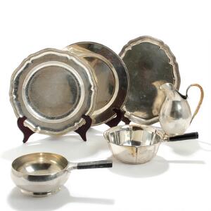 To kasseroller, kande samt to dækketallerkener og oval sættebakke af sølv. Cohr m.fl. H. 18. L. 30. Diam. 28. 6