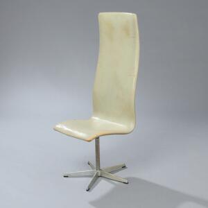 Arne Jacobsen Oxford. Højrygget stol på fempasfod af aluminium, betrukket med  gråligt farvet skind. Udført hos Fritz Hansen.