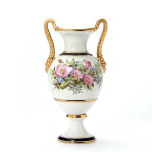 Prydvase af porcelæn, dekoreret i farver og guld med blomster. B  G, 19. årh. H. 34 cm.