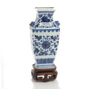 Kinesisk vægvase af porcelæn, dekoreret i underglasur blå med blomster. 18.-19. årh. H. inklusiv base 21,5.