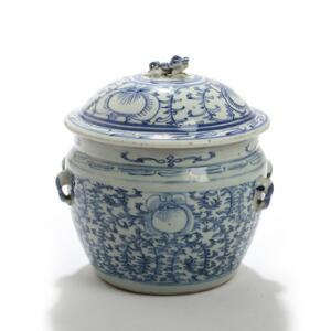 Kinesisk lågkrukke af porcelæn, dekoreret i underglasur blå med blomsterornamentik. 19. årh. H. 22.