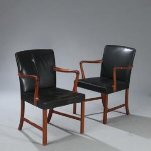 Ole Wanscher Et par armstole af mahogni.Sæde og ryg betrukket med sort skind. Udført hos snedkermester A. J. Iversen. 2