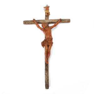 Krucifix af udskåret og patineret træ. 19. årh. H. 60 cm.