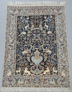 Isfahan tæppe, Persien. Design med træer samt flere dyremotiver. Knyttet på silkekæde. 20. årh.s slutning. 156 x 109.