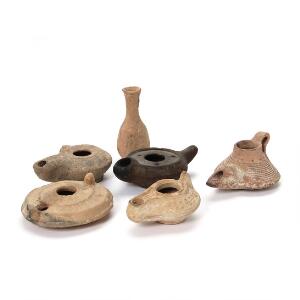 En samling diverse keramiske antikker bestående af fem olielamper samt lille beholder. Oldtid. L. 6-10 cm. 6