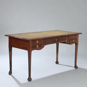 Engelsk skrivebord af mahogni, plade af grøn læder, front med fem skuffer, runde ben, claw and ball. 19. årh. H. 75. L. 142. B. 69.