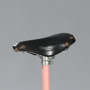 Achille  Piero Castiglioni Sella. Vippestol med sæde af sort lædersadel fra en cykel, pink lakeret stel.