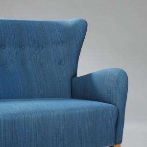 Dansk snedkermester Fritstående to-personers sofa med ben af bejdset bøg. Sæde, sider samt dybthæftet ryg betrukket med blå uld. L. 145.