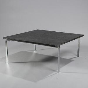 Dansk design Kvadratisk sofabord med stel af stål, plade af sort skifer. H. 43. L. 100. B. 100.