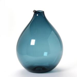 Kjell Blomberg Stor, dråbeformet vasekaraffel af blåt glas. Usign. H. 35.